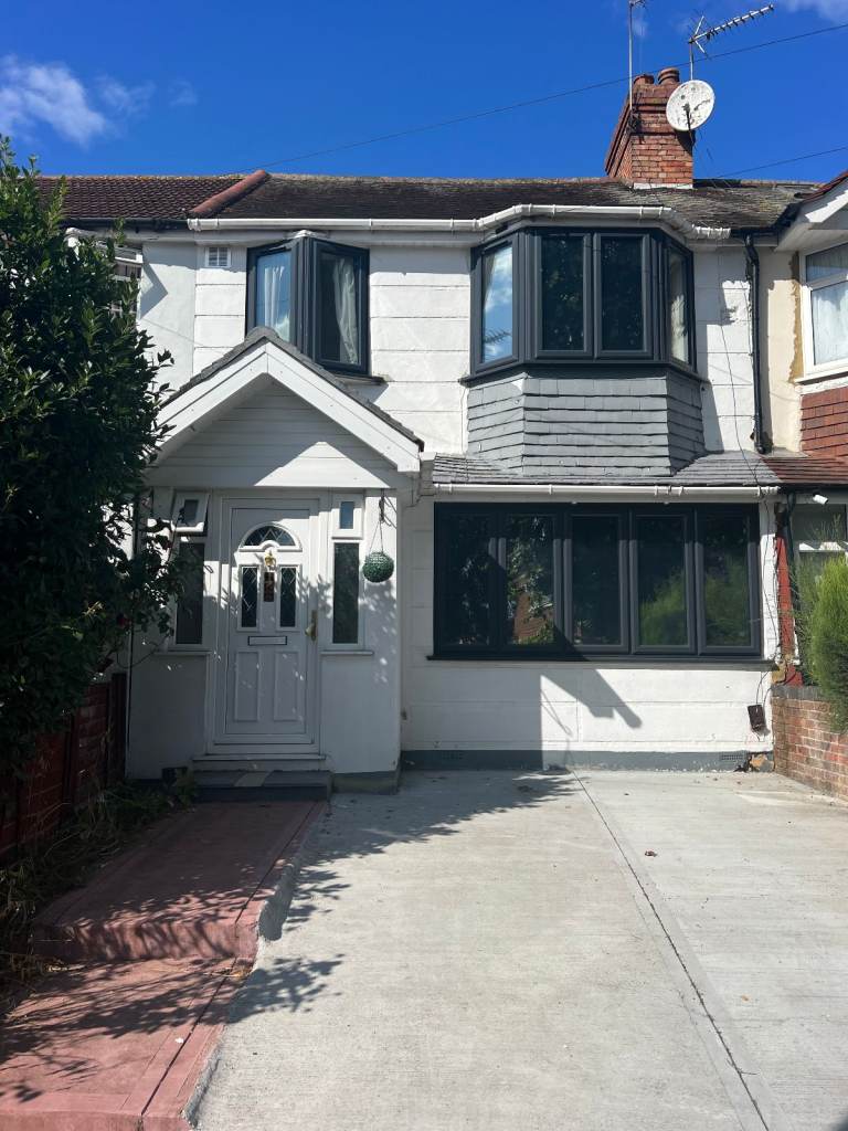 Impressive 3-bedroom semi-detached house available to rent in Perivale UB6