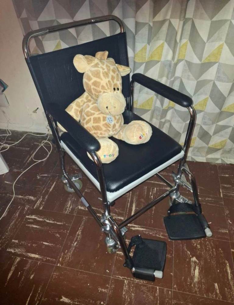 SHOWER COMMODE WHEELCHAIR EXCELLENT CONDITION £19.99