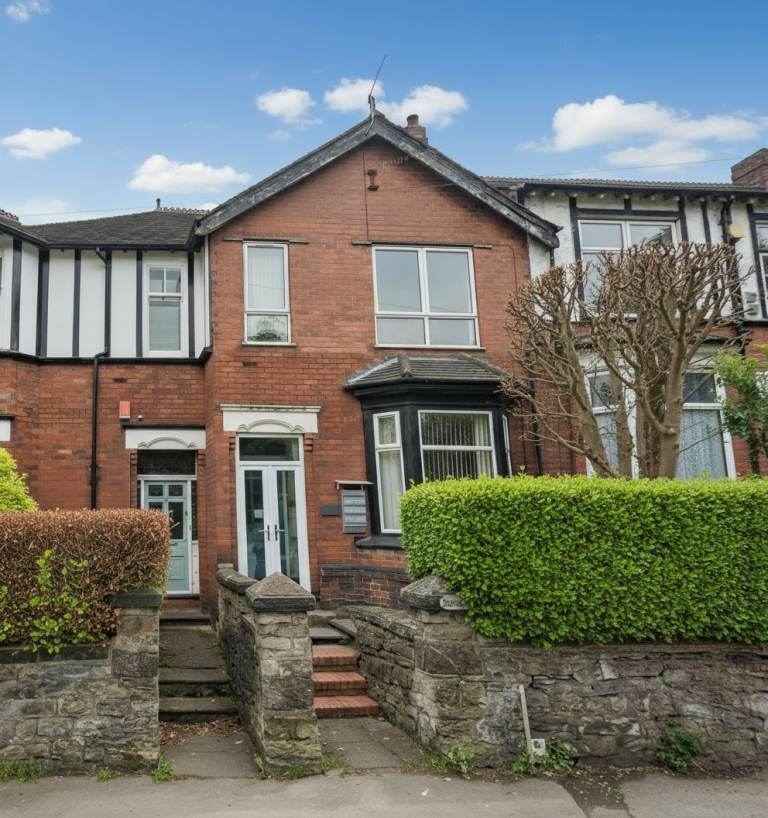 1 bedroom flat in Flat 4 , Porthill Bank, Newcastle-under-Lyme, ST5 0AA