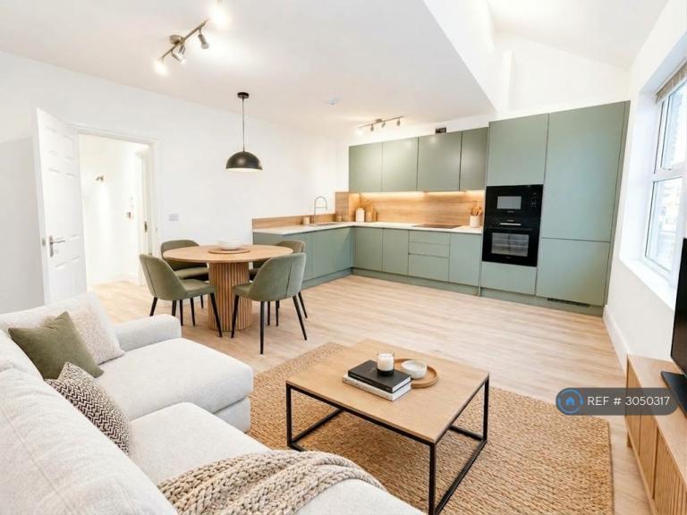 4 bedroom flat in Percy Road, London, W12 (4 bed) (#3050317)