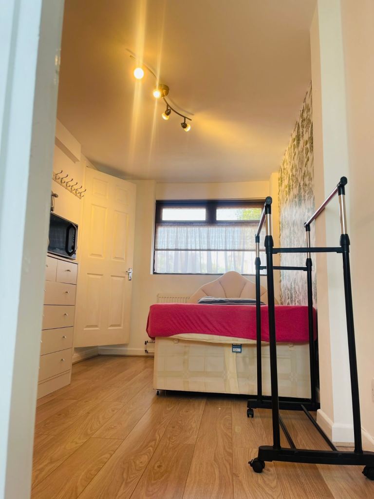 1 bed Ensuite in Rainham (bills included)