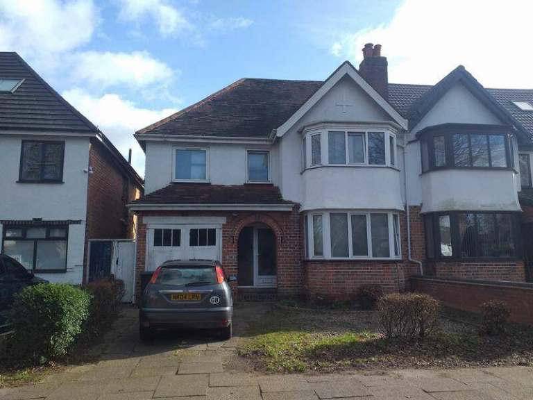 5 bedroomed house with schools and amenities. Close to Solihull Town