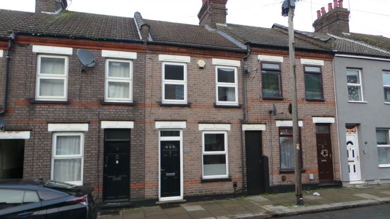 2 Bedroom House LU13RU