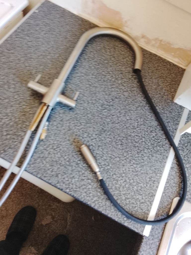 Kitchen mixer tap with pull out sprayer hose £10