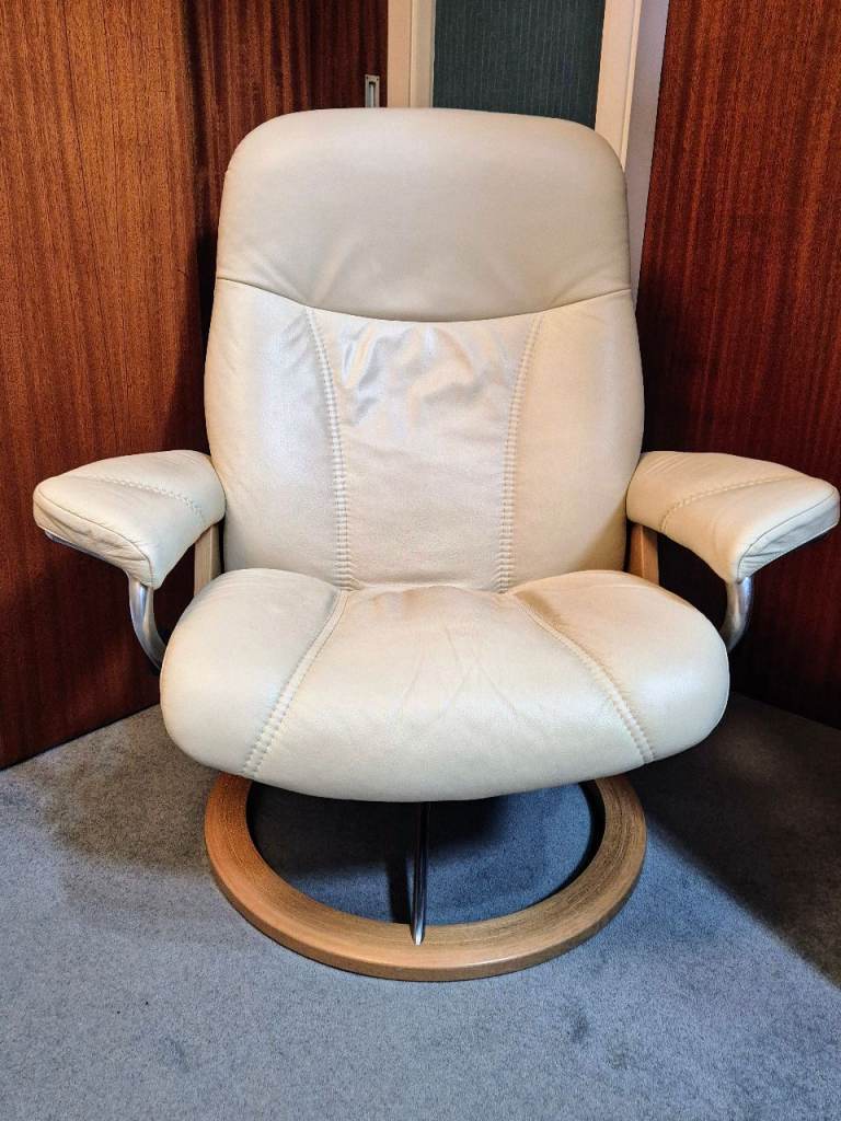 Stressless Consul Cream leather Signature chair + Footstool. Excellent Condition, As New
