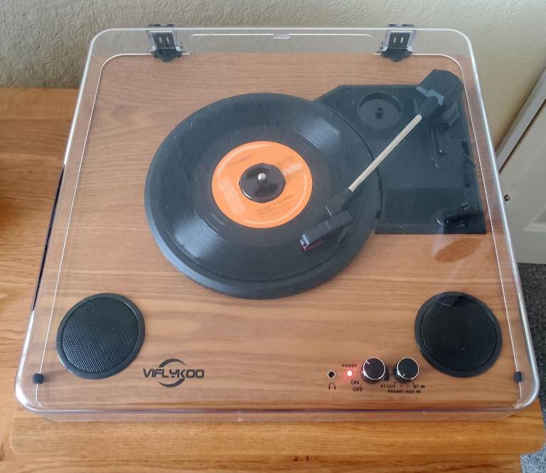 Bluetooth turntable with built in speakers, PC Link, Aux in, Line out