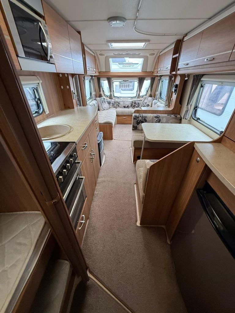 Swift Challenger Sport 686 Fixed Triple Bunk Beds