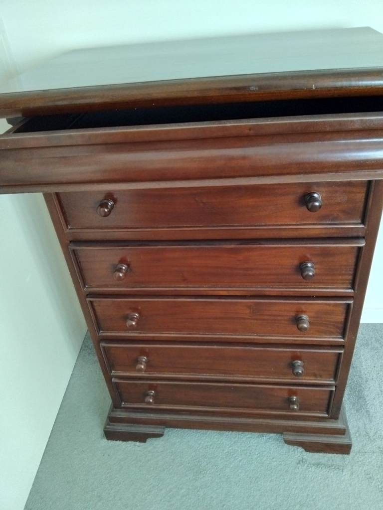 Mahogany chest of drawers