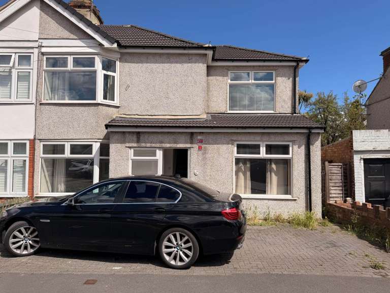 Spacious 5-Bedroom Family Home with Driveway & Garden | Walking Distance to Rainham Station
