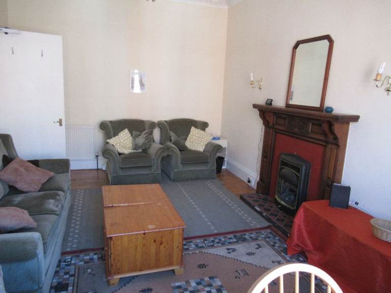 LARGE 3 BED HMO FLAT IN BRUNTSFIELD WITH LOUNGE