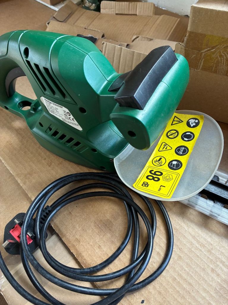 Lightweight Electric Hedge Trimmer 450W – Good Condition