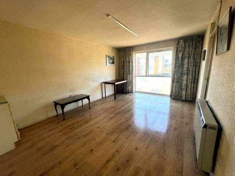 TO LET - Well-Presented 2 Bed First-Floor Flat – Lynn Road, Newbury Park, Ilford, IG2 7DU