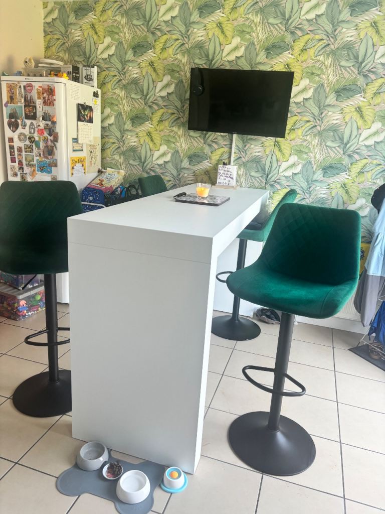 Breakfast bar and 4 green velvet stools
