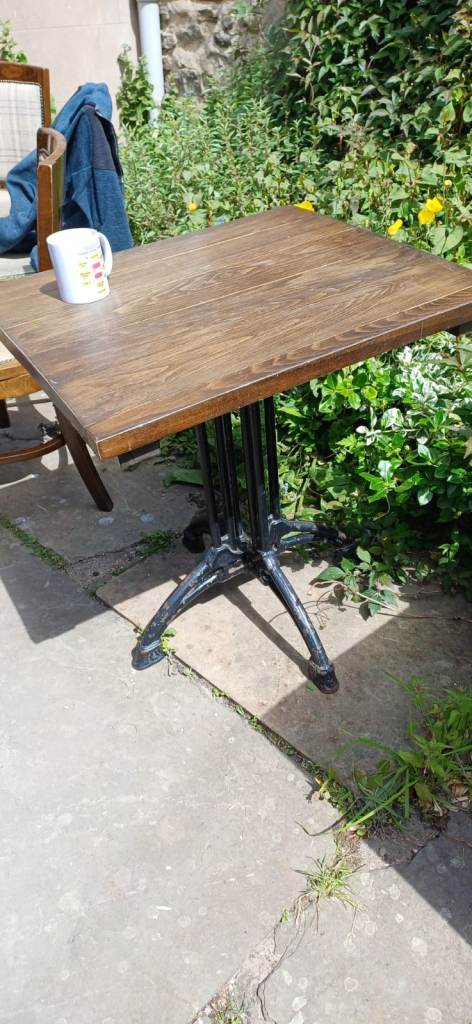 Tables: commercial café / pub table,