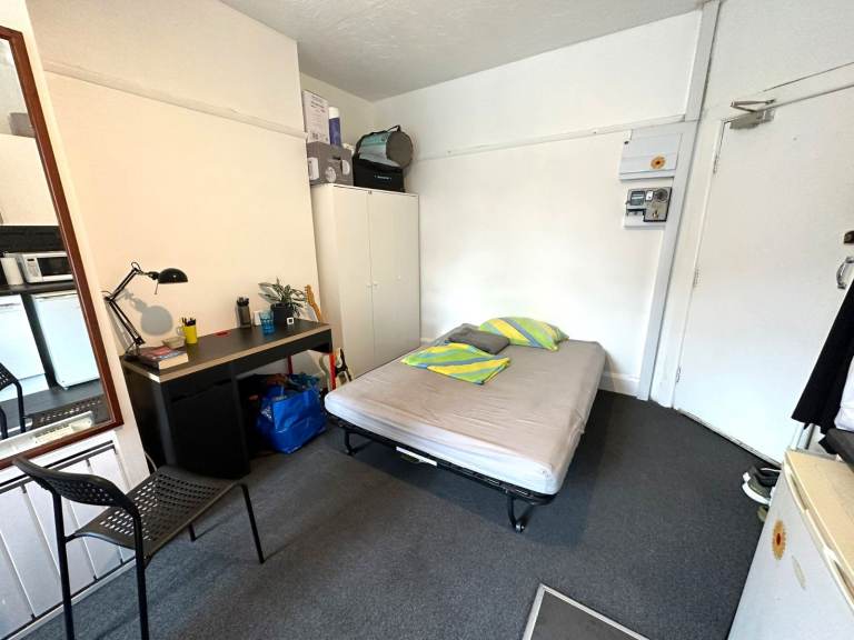 Studio flat - Highfield - BILLS INC - Available NOW