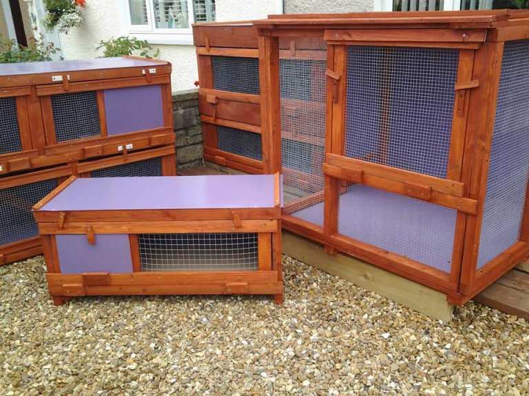X3RABBIT HUTCH ROBUST   NON ROTT BASE  12120 WIDE £45  WALK IN MESH S 6X3FT £30 EACH  SHOWROOM     