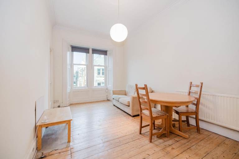 Bright and desirable, 2-bedroom, 3rd floor property off Easter Road – available December