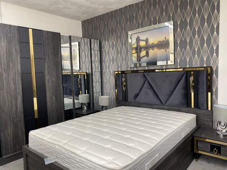 Kingsize bedroom furniture set 