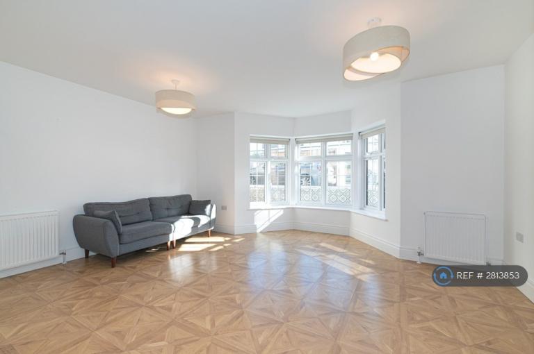 3 bedroom flat in Dukes Avenue, New Malden, KT3 (3 bed) (#2813853)