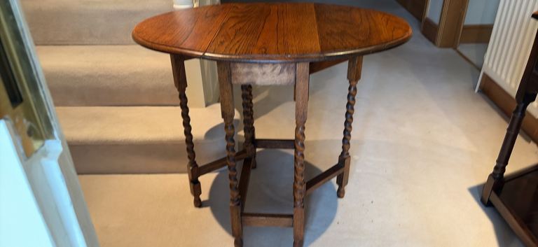 Solid oak gate leg table 