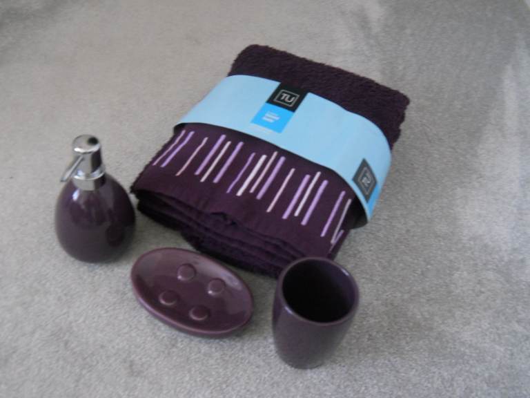 Bathroom accessories, 2 Bath Towels, Ceramic Soap Dish, Toothbrush holder Etc