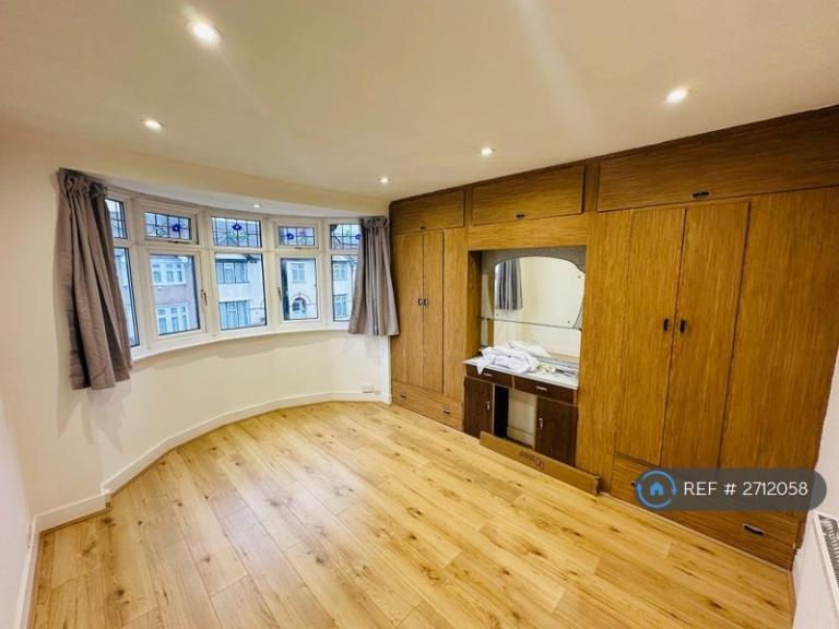 4 bedroom house in South Park Road, Ilford, IG1 (4 bed) (#2712058)