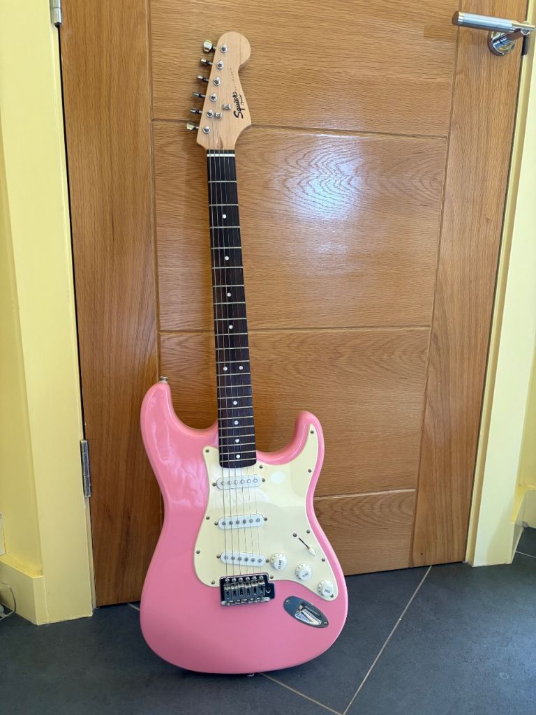Fender Squier Bullet Stratocaster + Gig Bag – Excellent Condition – Ready to Play