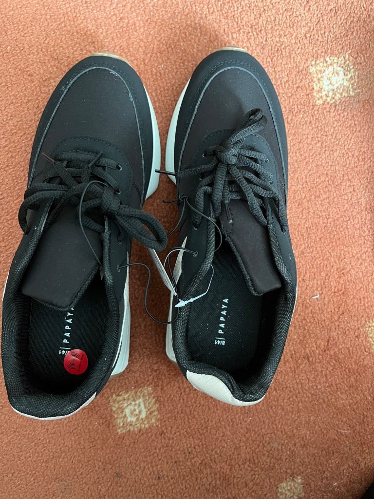 Black retro runner ladies size 8 ( would fit size 7)