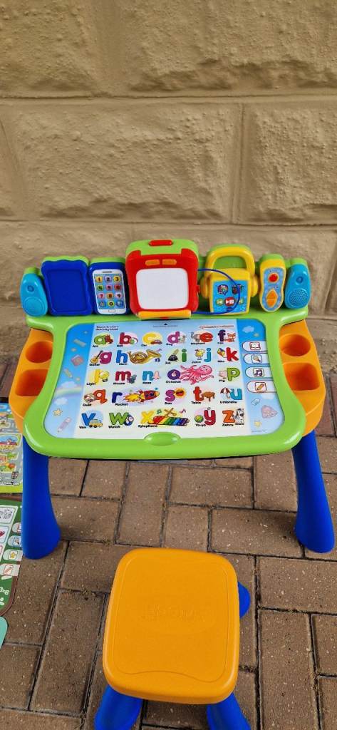 VTECH TOUCH AND LEARN INTERACTIVE DESK. INC BATTERIES. EXCELLENT CONDITION.