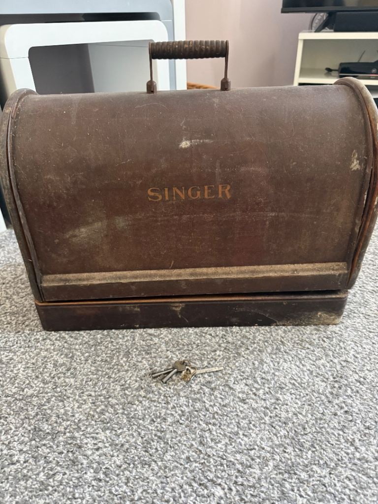 Vintage Singer Sewing Machine with Wooden Case and Accessories