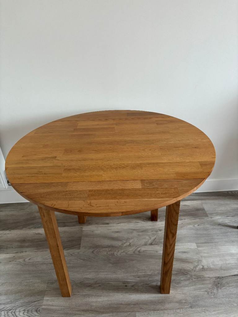 Lovely circular oak table with drop leafs