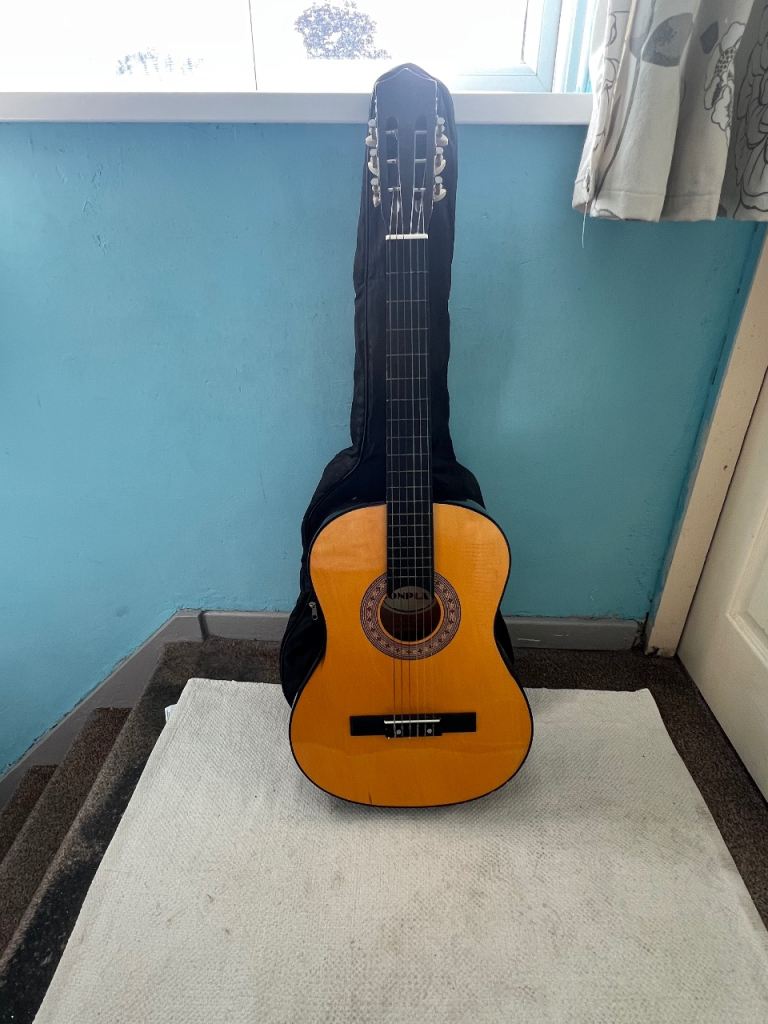 BONPLAY Acoustic Guitar, nylon strings, with Soft Case – Good Condition