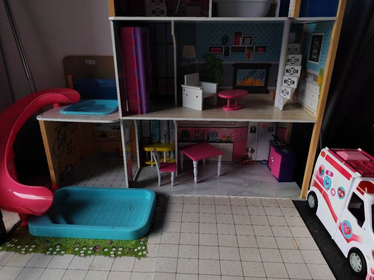 *FREE* Malibu mansion dolls house