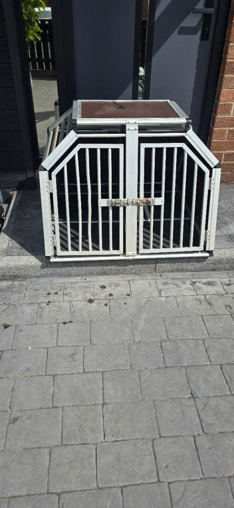 Travel crate for dogs