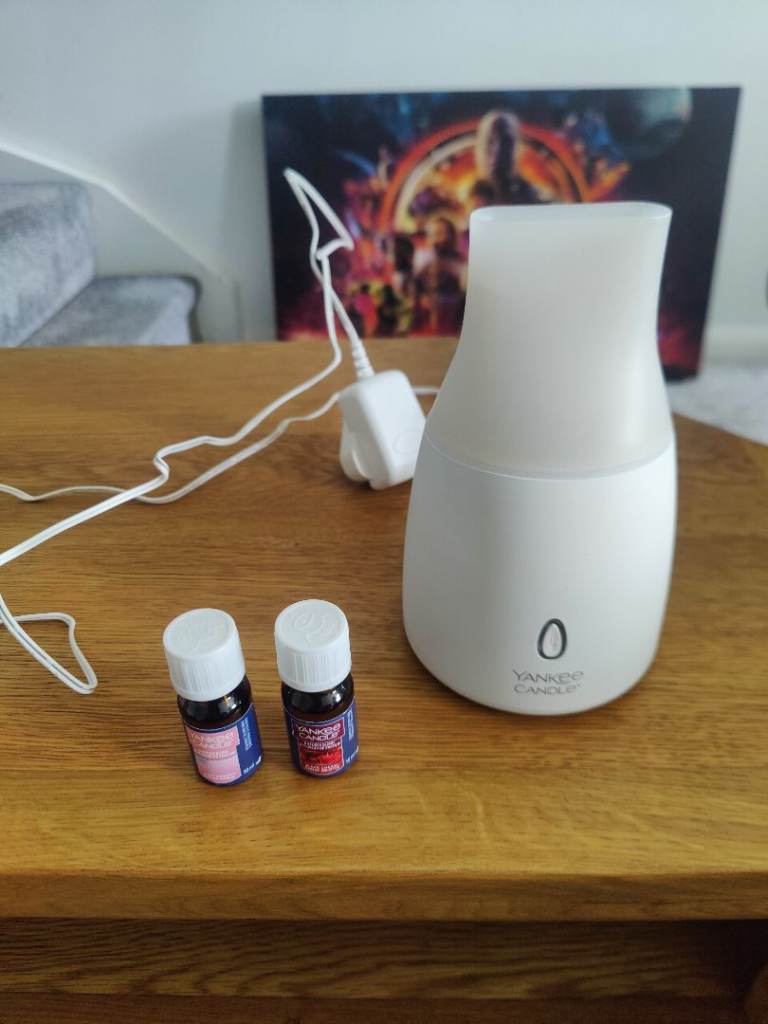 Yankee Candle Essential Oil Diffuser with Oils – Good Condition