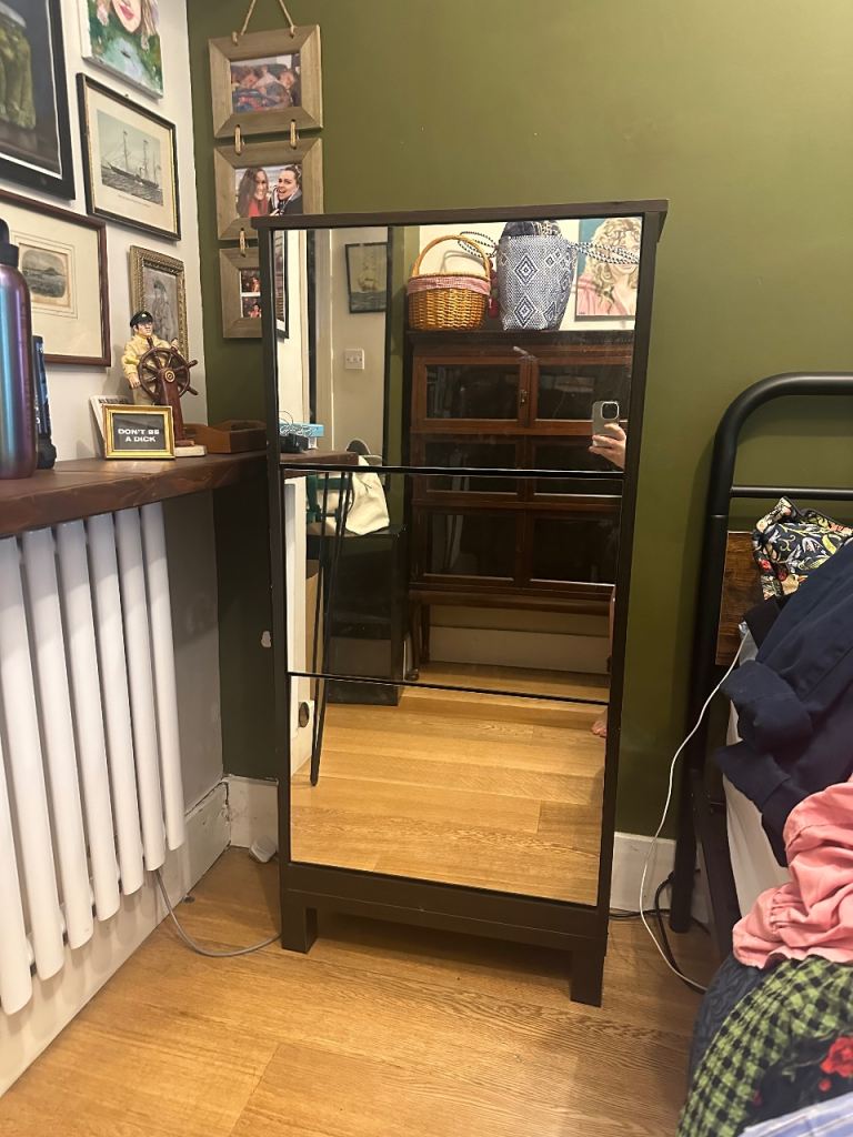 Mirrored shoe cabinet 