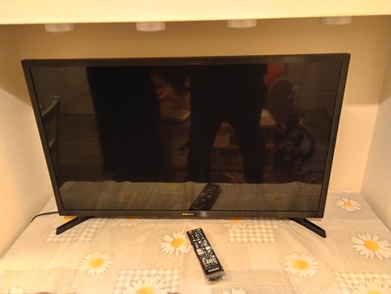 Samsung smart TV 32" (inch) WiFi