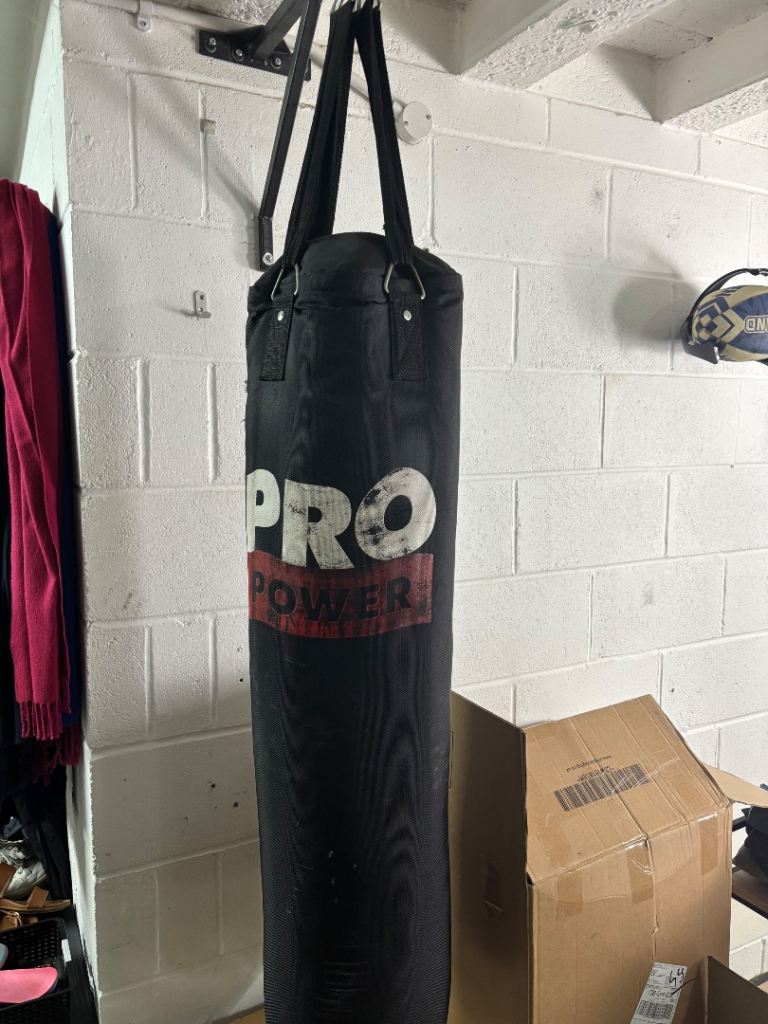 Pro Power Punch Bag with Wall Bracket and Decathlon Gloves