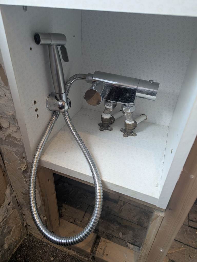 Douche kit with hose, two spray attachments and thermostatic valve taps.