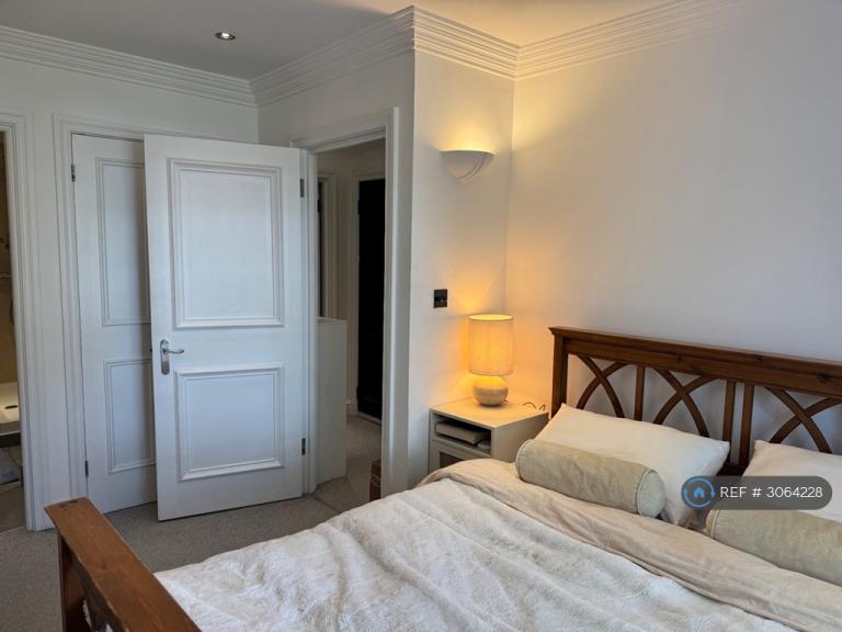 1 bedroom flat in Talbot Road, London, W2 (1 bed) (#3064228)