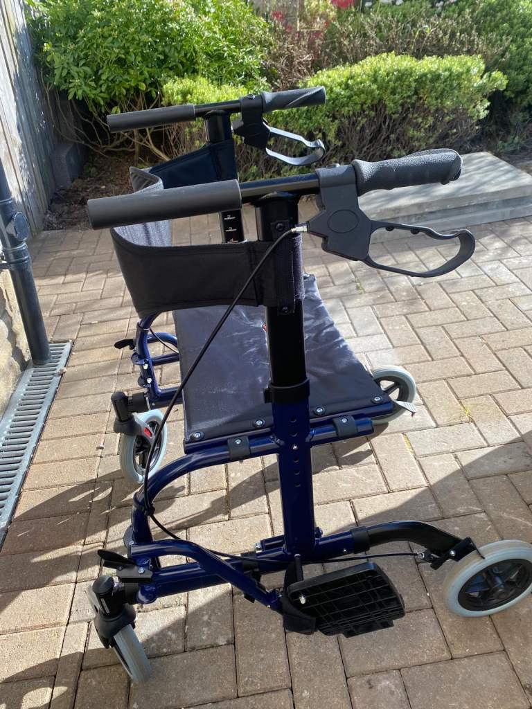 Tandem rollator-wheelchair 