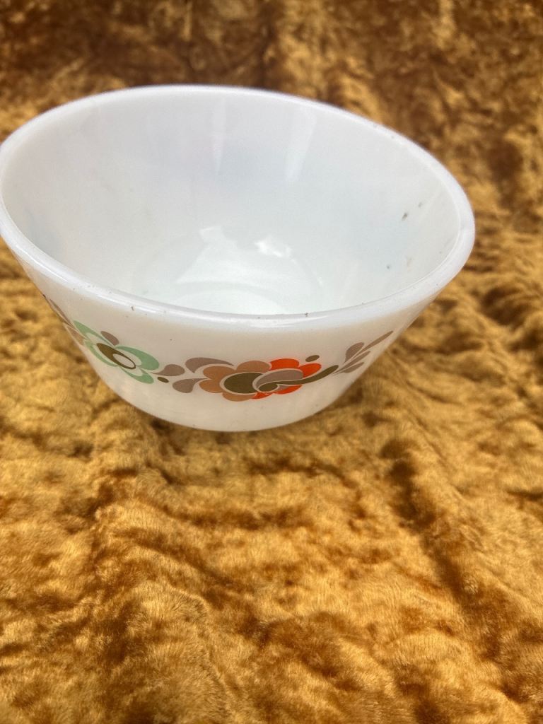 White Ceramic Bowl with Floral Pattern – Good Condition