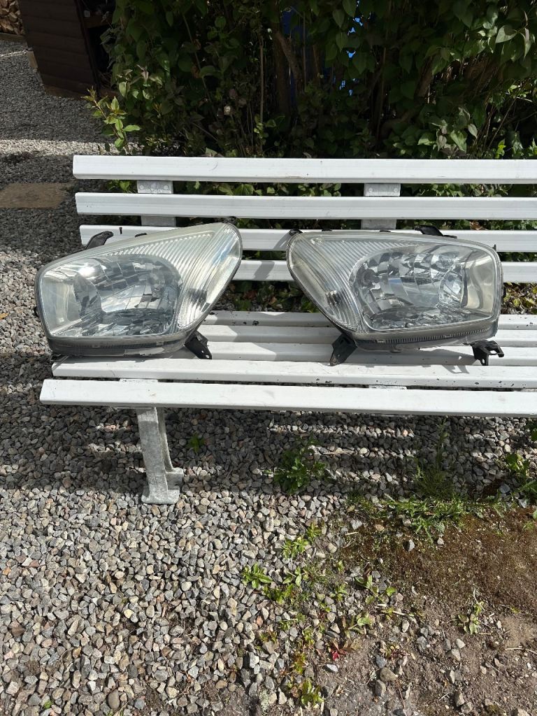 Rav 4 2002 , 3 door front lights