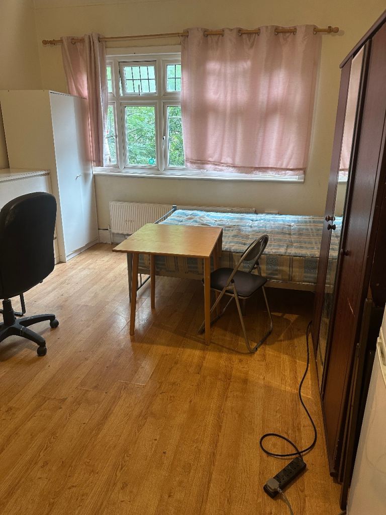 Big twin room to let near Manor House station (Piccadilly line)