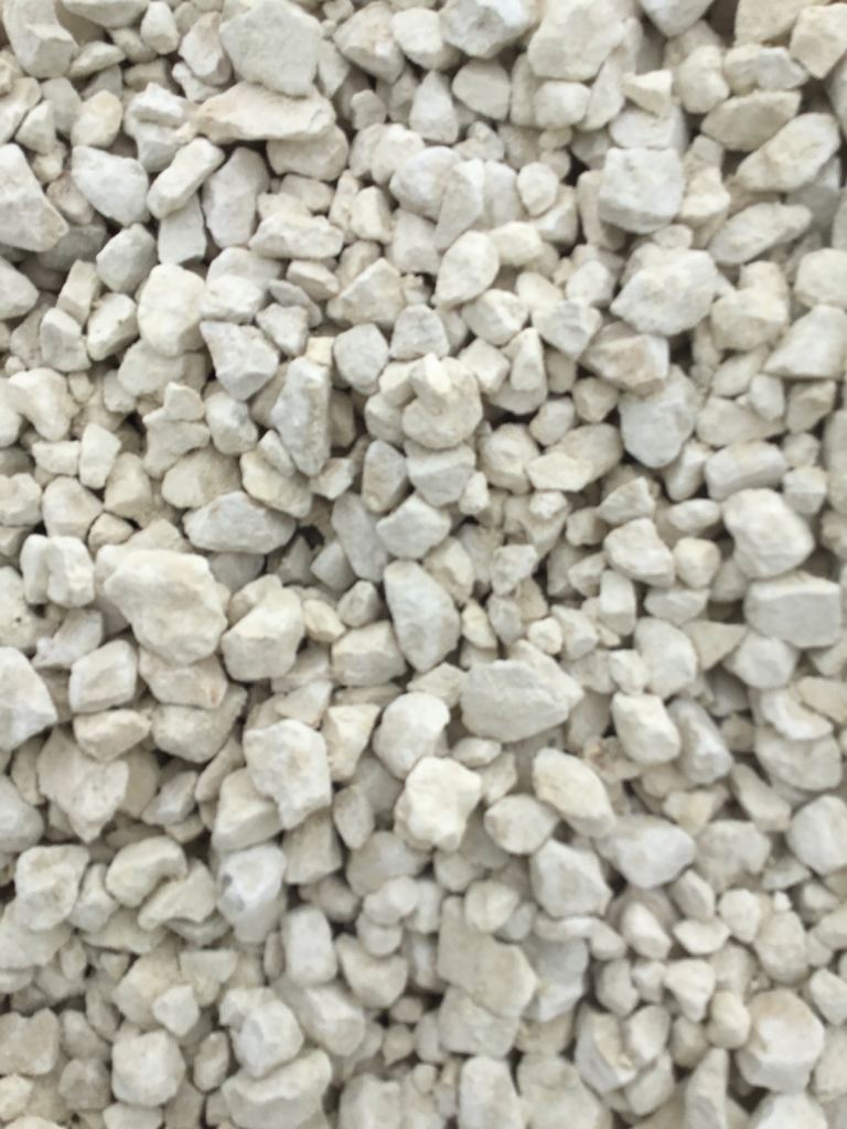Bulk bags of 20 mm white Spanish marble garden and driveway chips/ gravel/ stones 