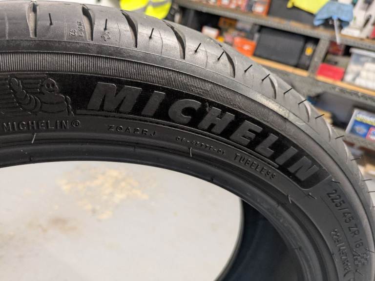 Michelin Pilot Sport 4 in size 225/45/18