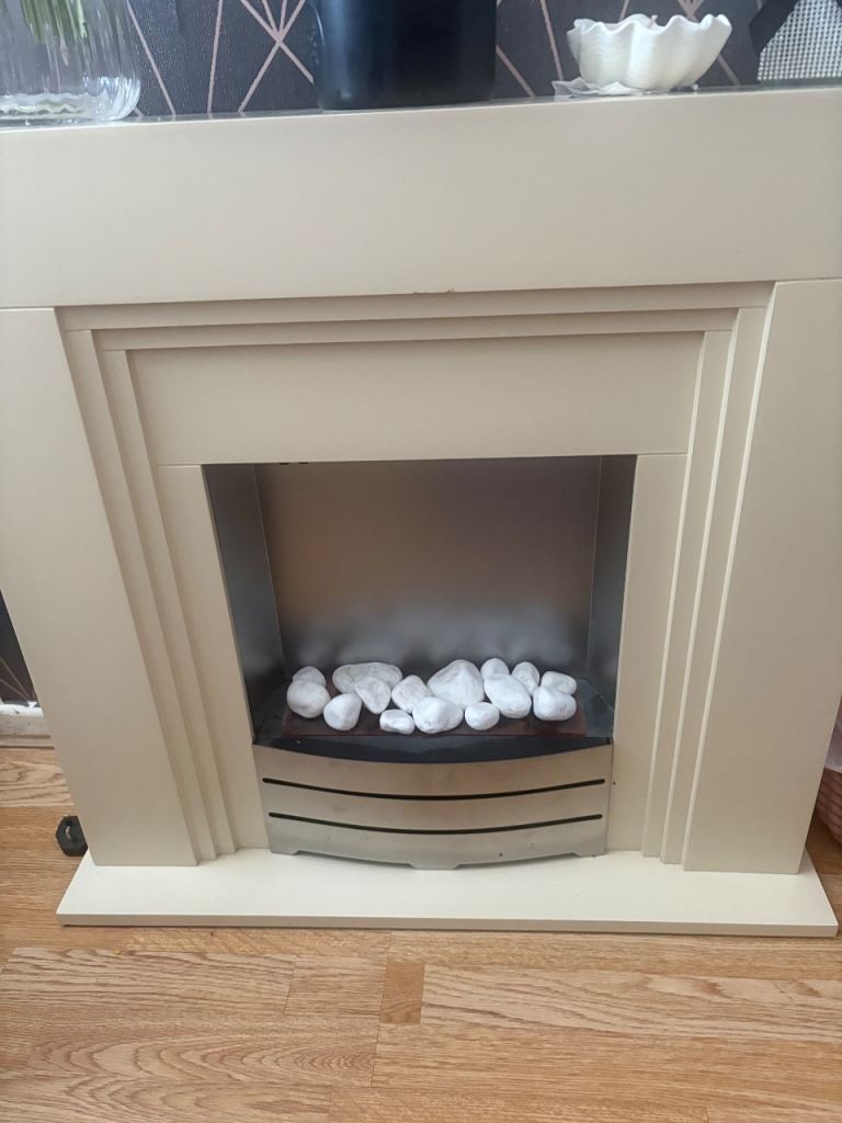 Cream Electric Fireplace with White Pebbles – Good Condition