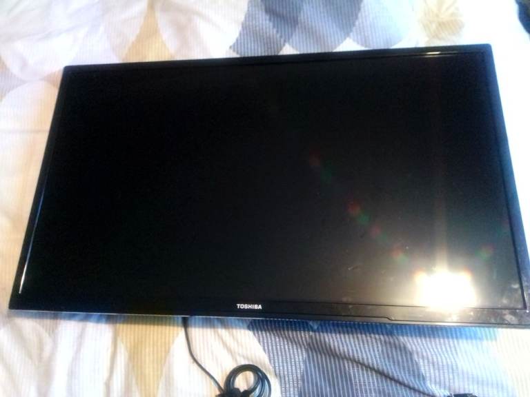 image for Very nice 29 inch Toshiba wall colour TV with dvd player overall good condition 