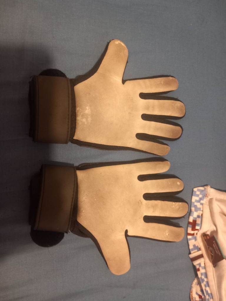 Goalkeeper gloves 