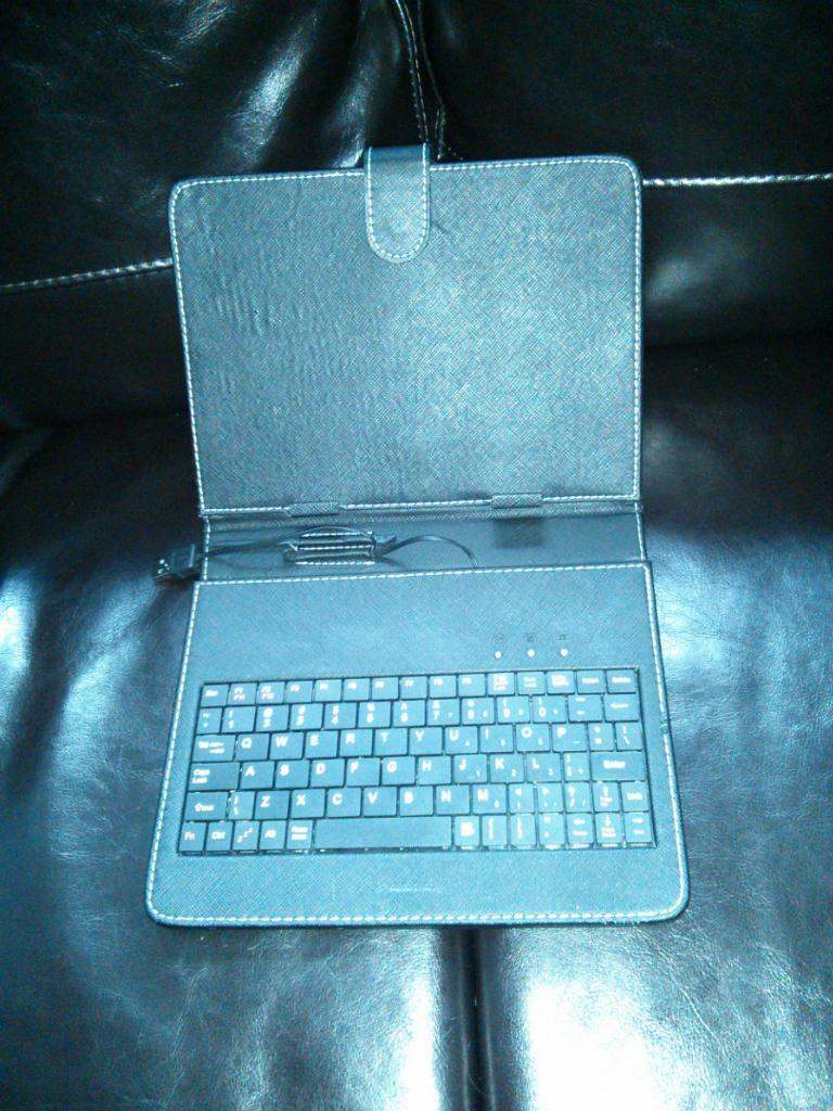 USB 2.0 80-Key QWERTY Keyboard with Folding Leather Case & Stylus or 8"/9"; Tablet